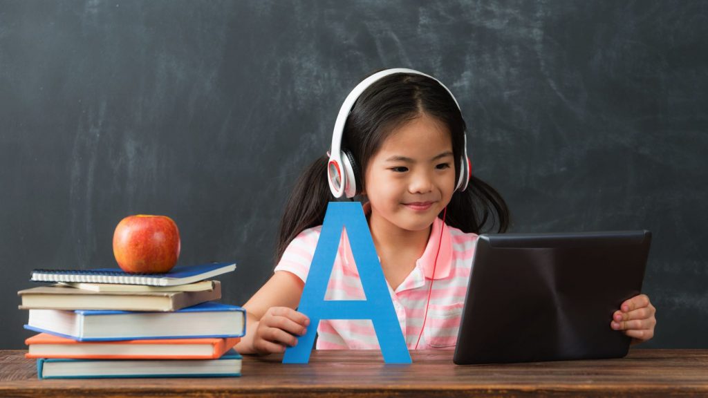 15 Pros and Cons Of Online Teaching Jobs